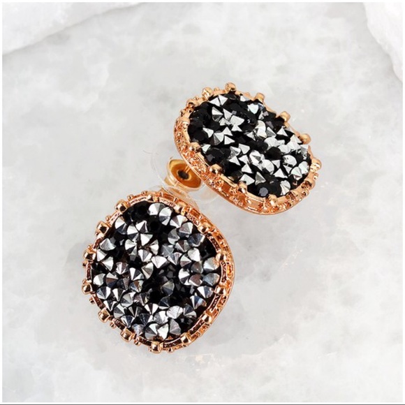 Jewelry - LAST ONE✨Black and Hematite glitter stone earrings
